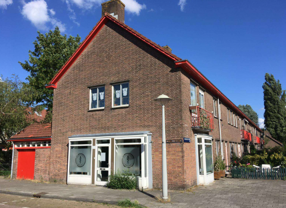 Foto van de Praktijk Amsteldorp. Het hele pand met de voordeur.