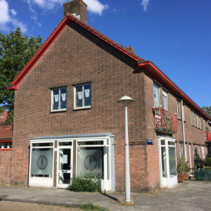 Foto van de Praktijk Amsteldorp. Het hele pand met de voordeur.